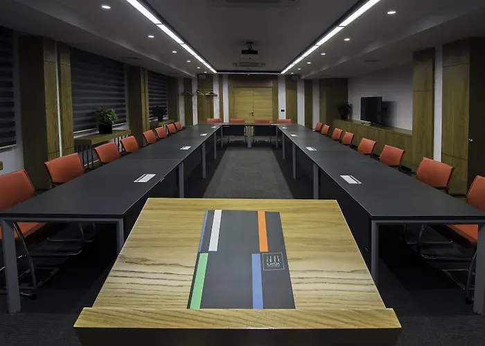 إيلايدا أفانتغارد هوتل 4* كوشاداسيه